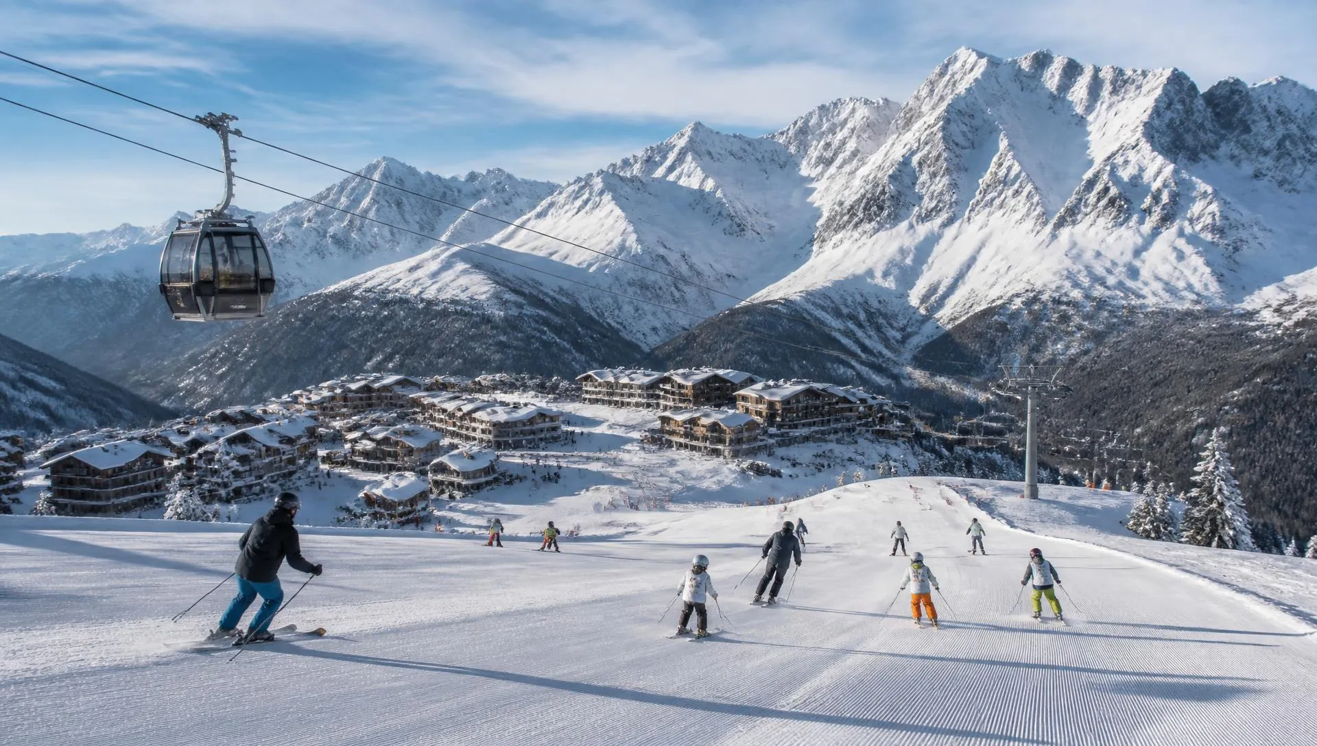 Domaine skiable contemporain avec remontées mécaniques, skieurs et cours collectif